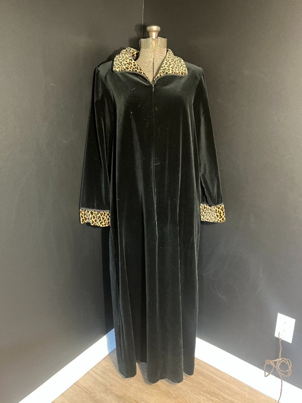 Vintage 80s Georgette Trabolsi Black Velvet & Leopard Print Zip Up Robe Medium